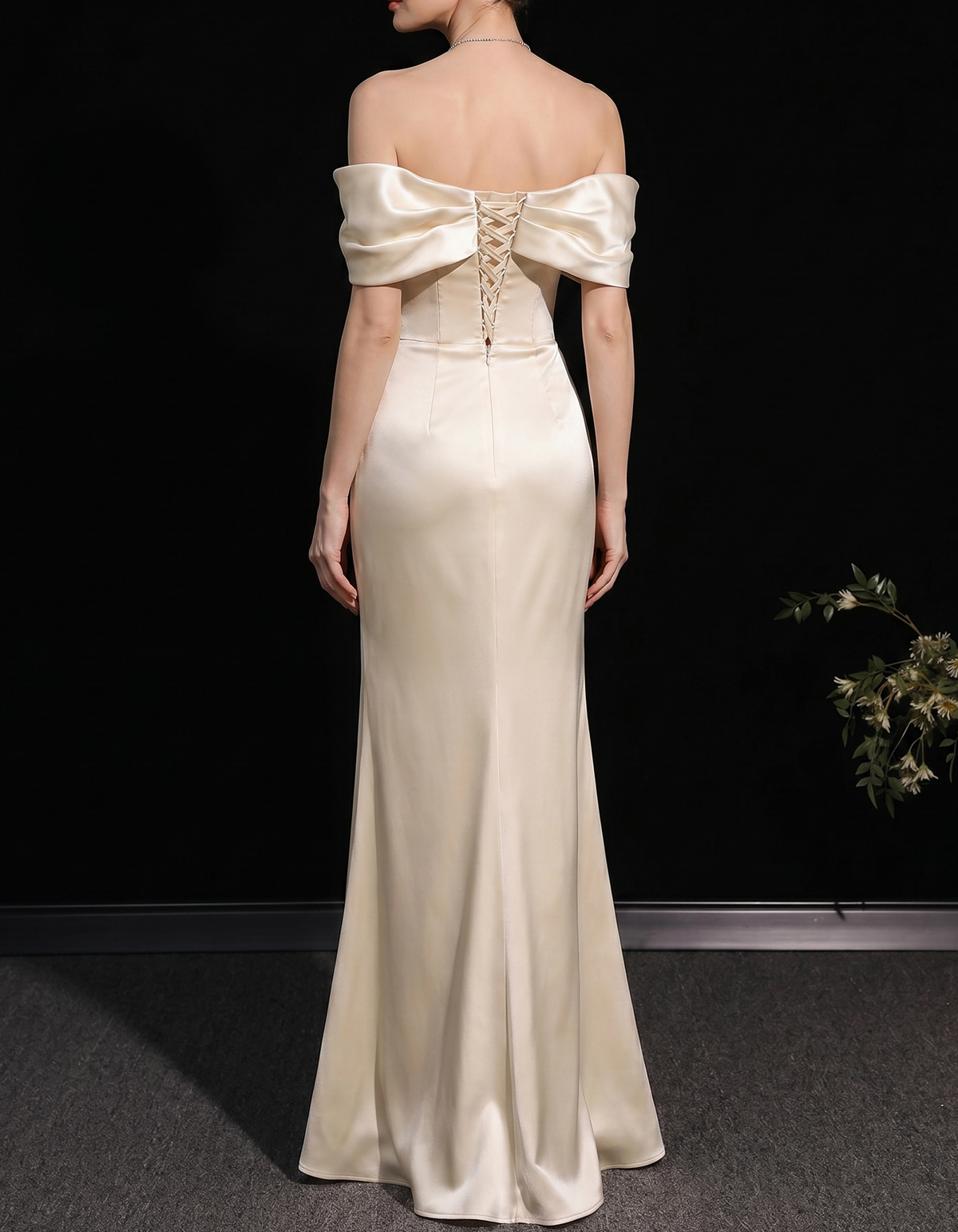 Hellchampagnerfarbenes Satin-Maxikleid mit schulterfreiem Fischschwanz