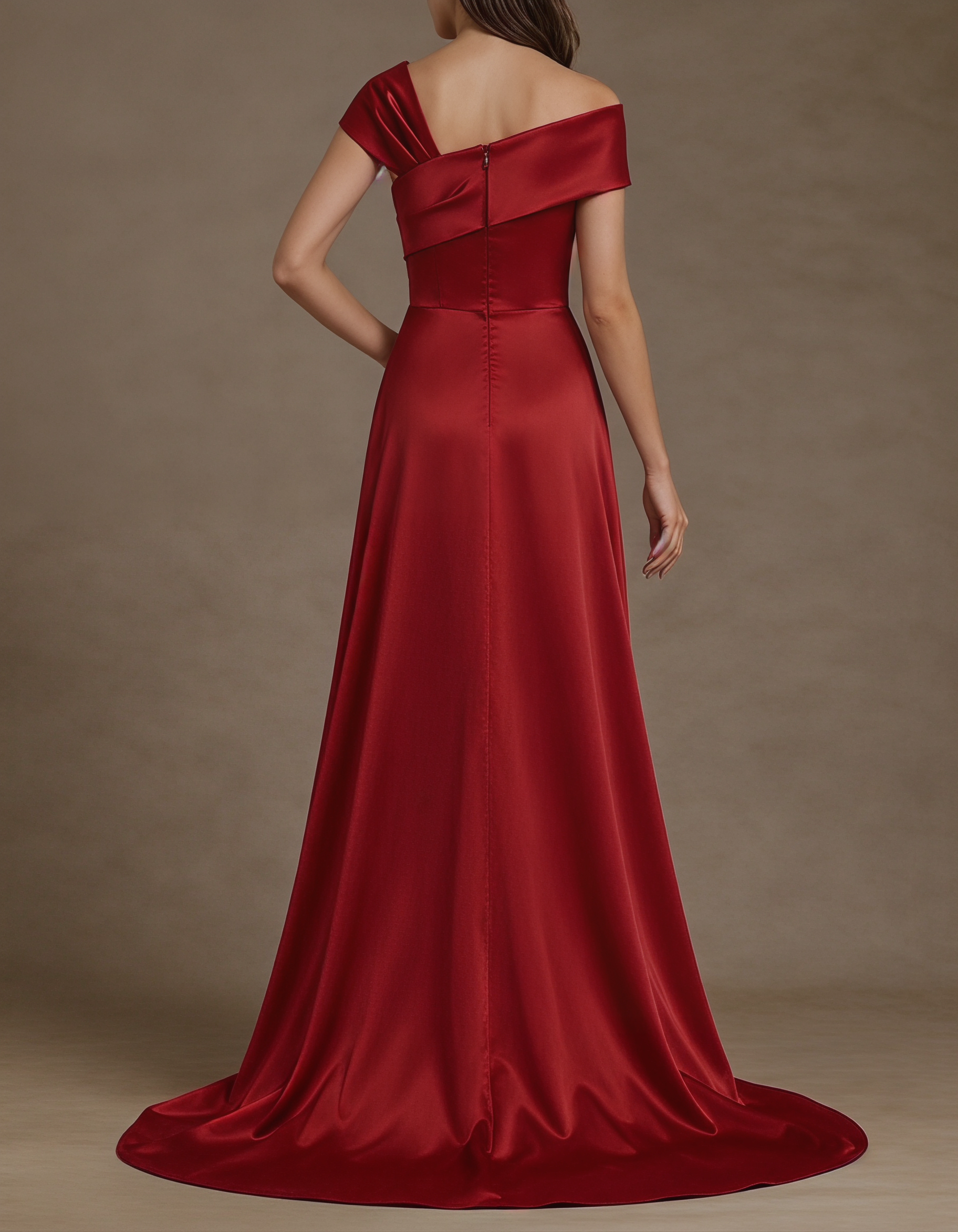 Abito lungo sirena rosso con scollo asimmetrico a barca in satin e paillettes