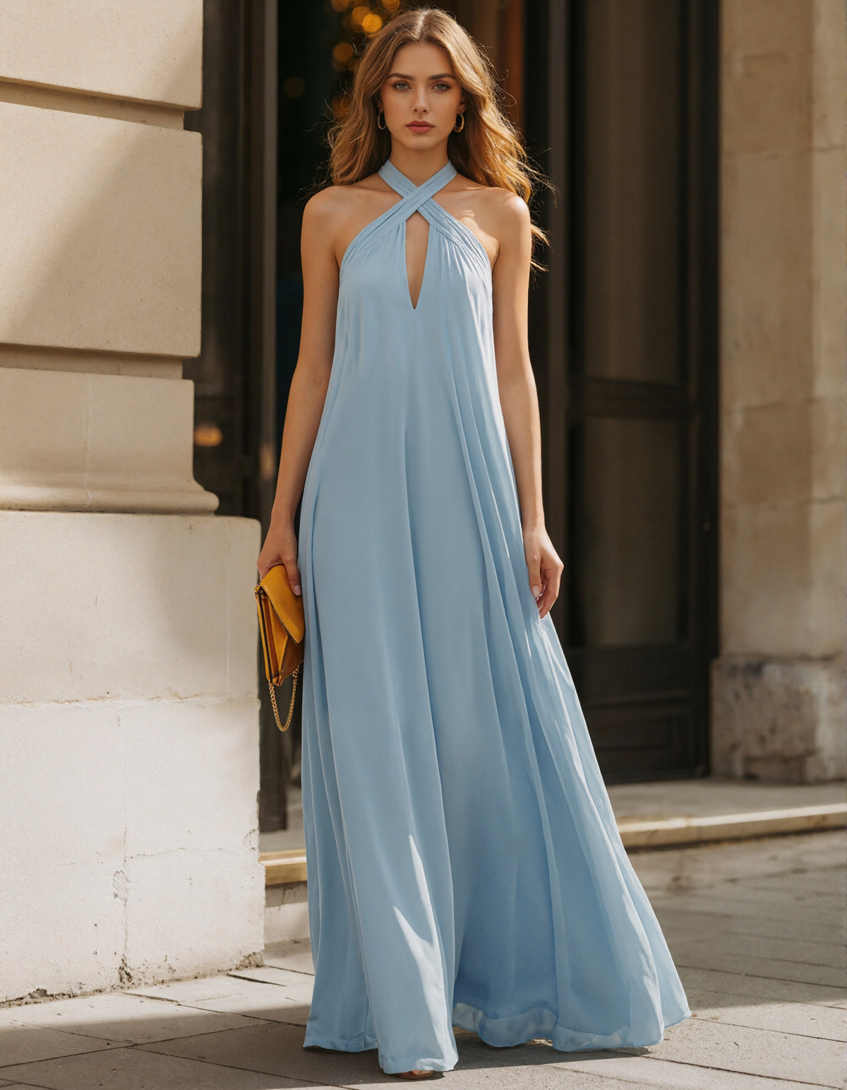 Abito lungo in chiffon azzurro cielo con collo incrociato e halter