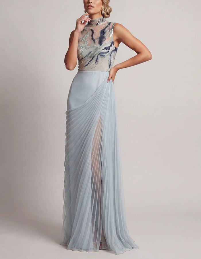 Vestido maxi azul grisáceo de tul con lentejuelas y cuello alto  