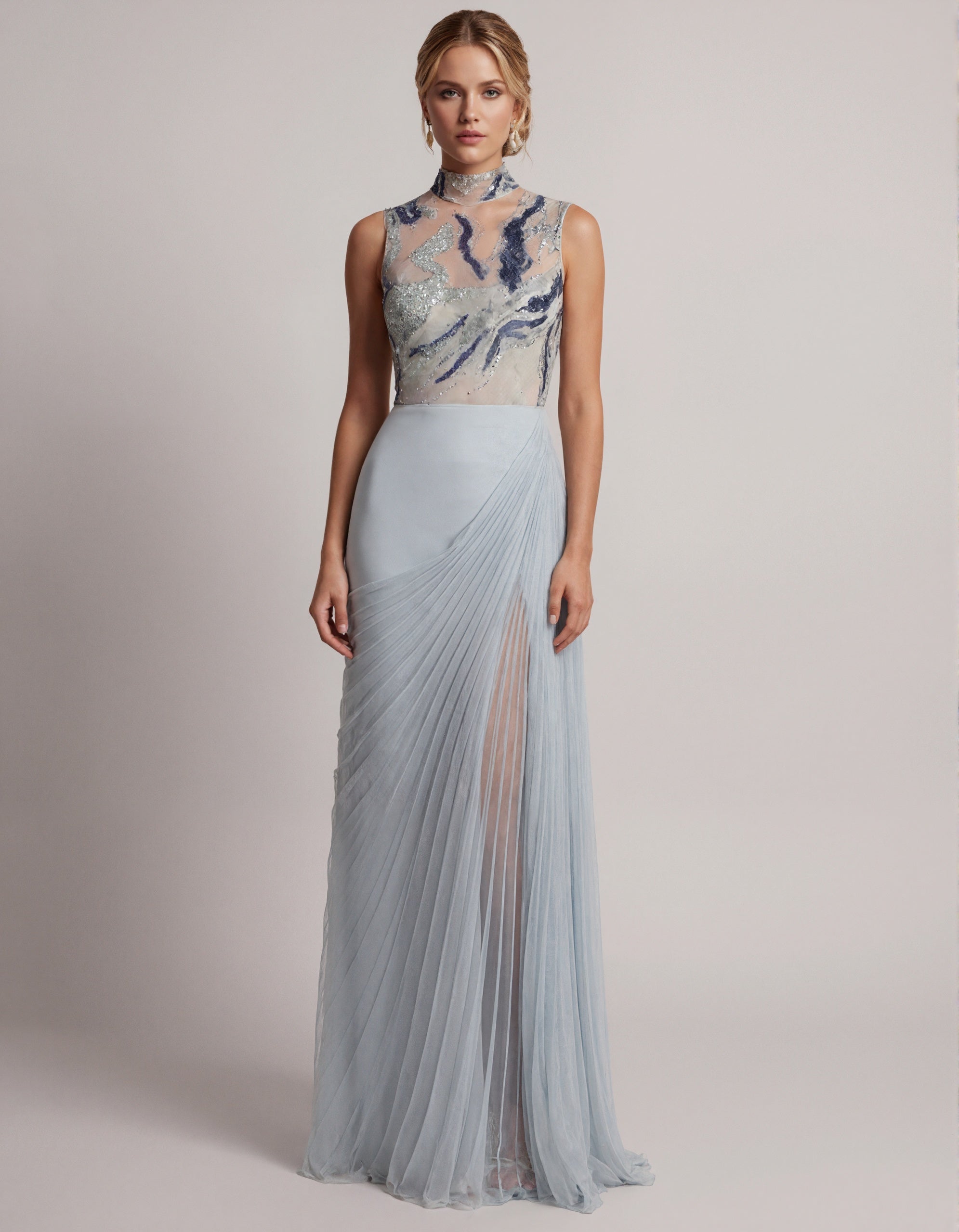 Abito lungo blu grigio in tulle con collo alto e paillettes