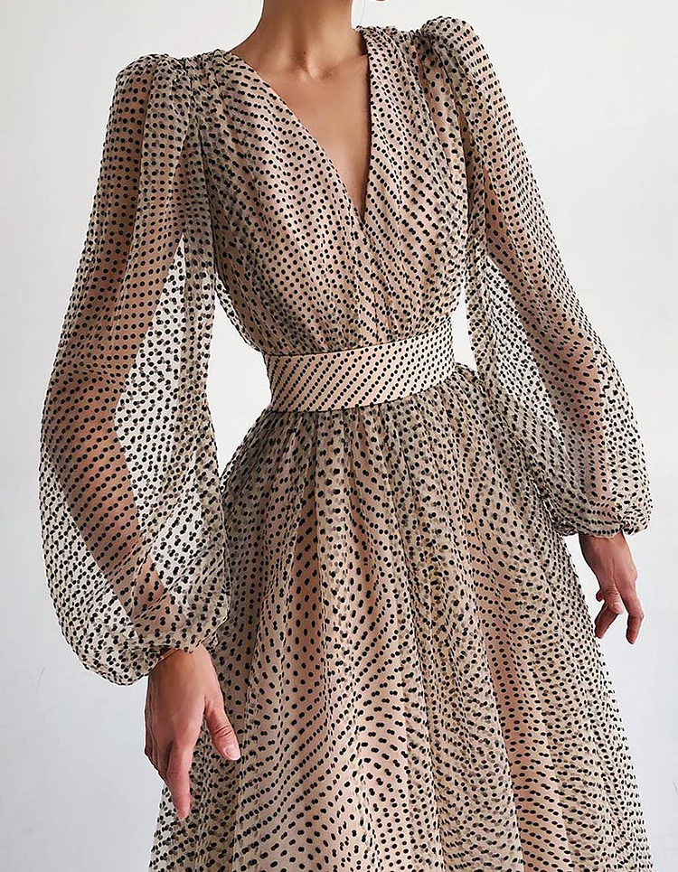 Vestido midi de gasa con lunares, escote en V, cintura ajustada y mangas abullonadas