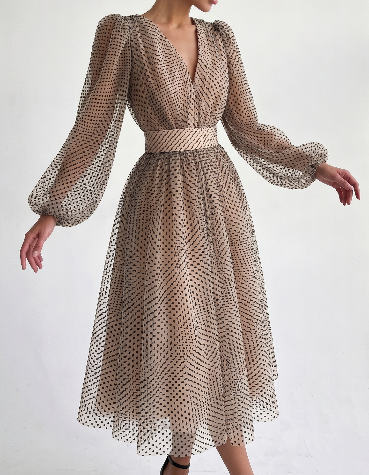 Vestido midi de gasa con lunares, escote en V, cintura ajustada y mangas abullonadas