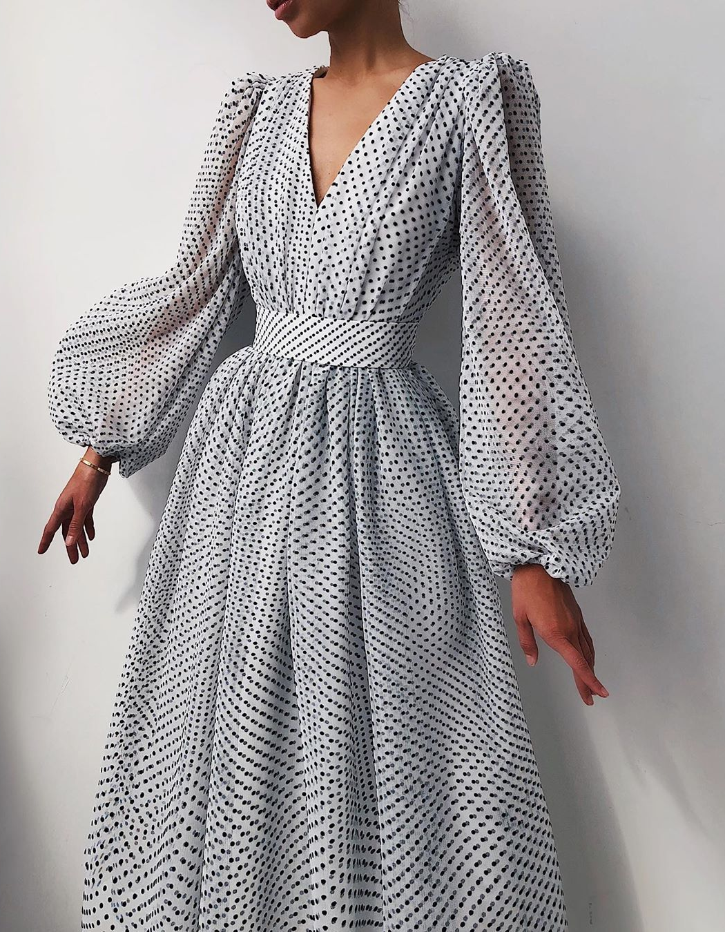 Vestido midi de gasa con lunares, escote en V, cintura ajustada y mangas abullonadas