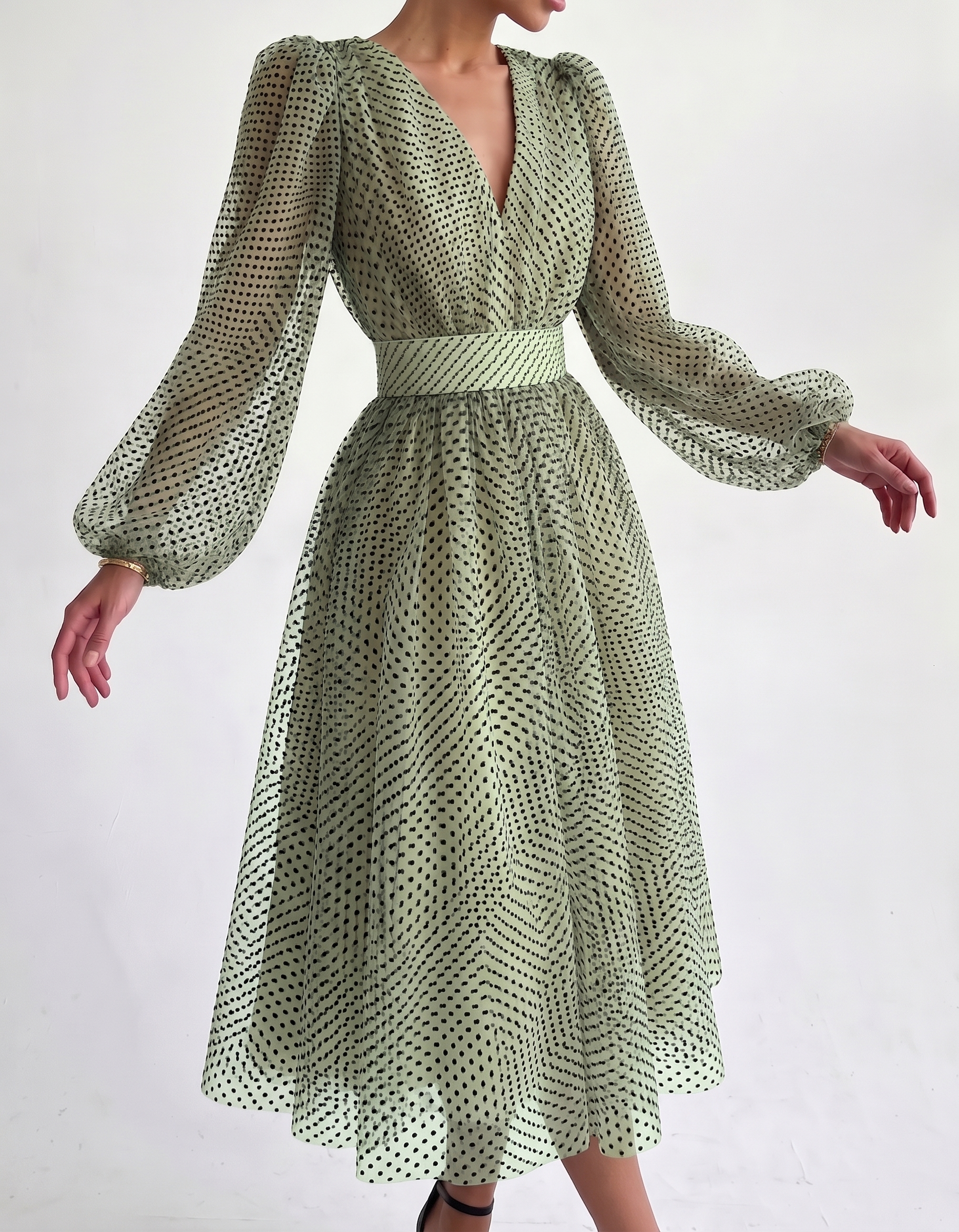 Vestido midi de gasa con lunares, escote en V, cintura ajustada y mangas abullonadas