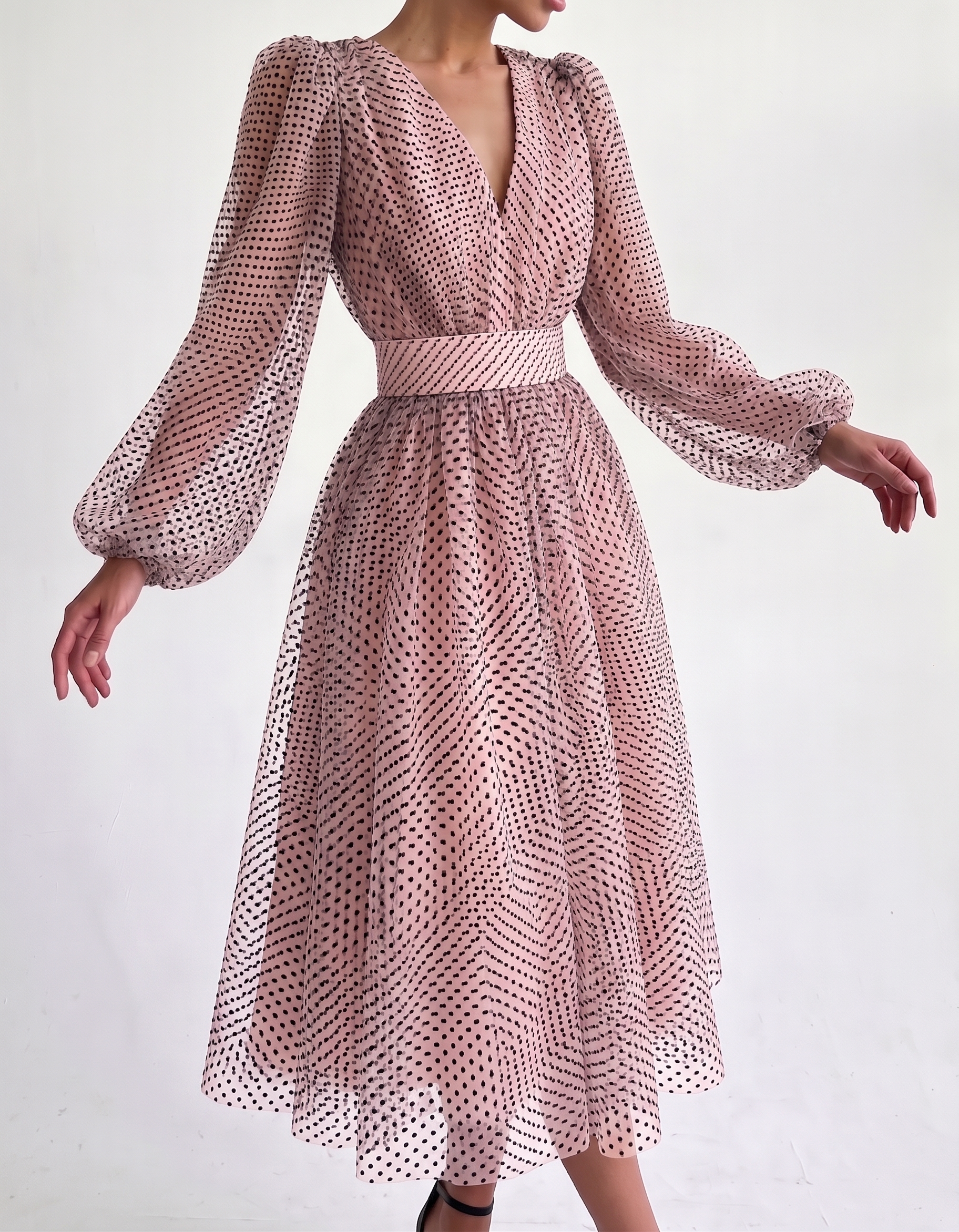 Vestido midi de gasa con lunares, escote en V, cintura ajustada y mangas abullonadas