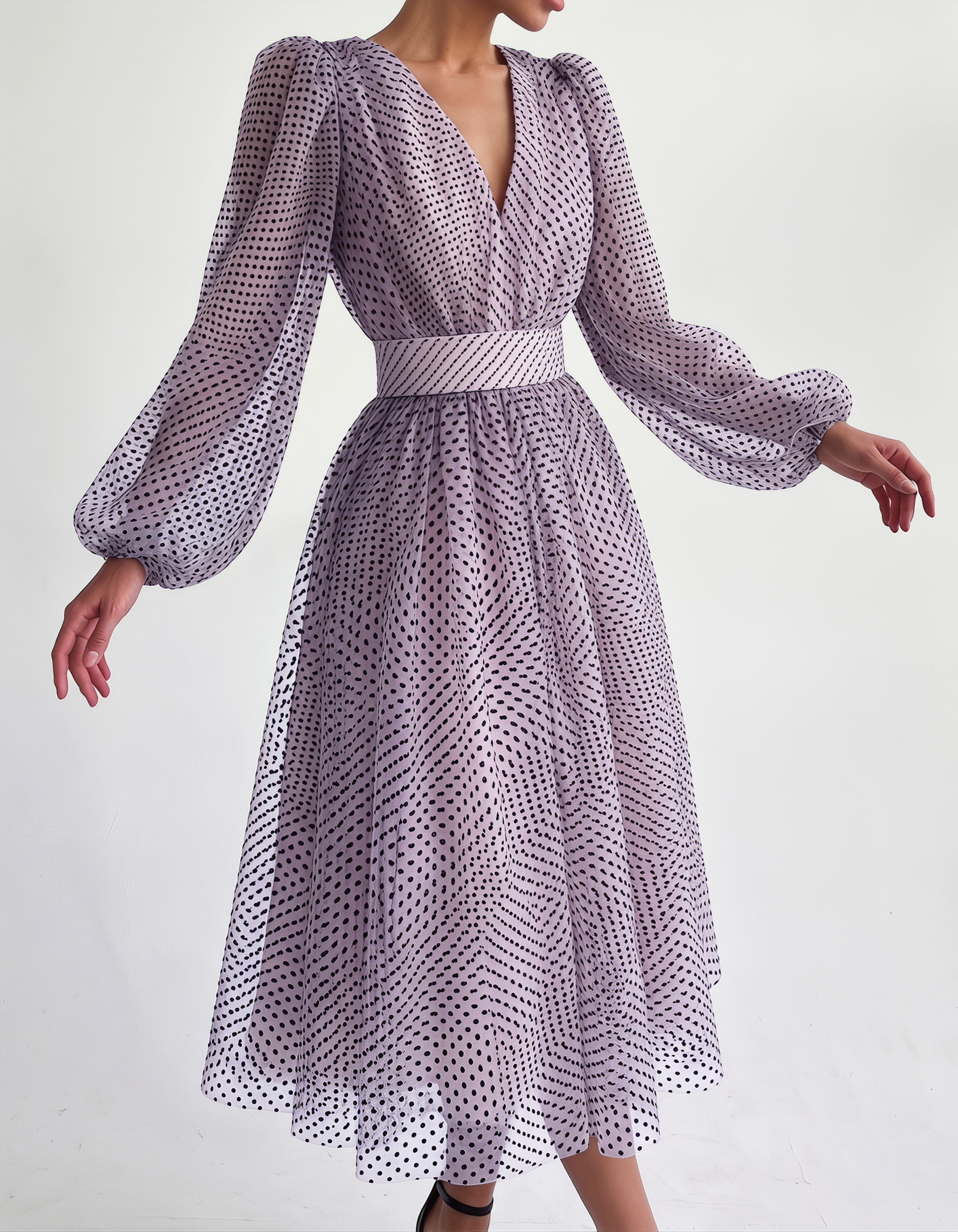 Vestido midi de gasa con lunares, escote en V, cintura ajustada y mangas abullonadas