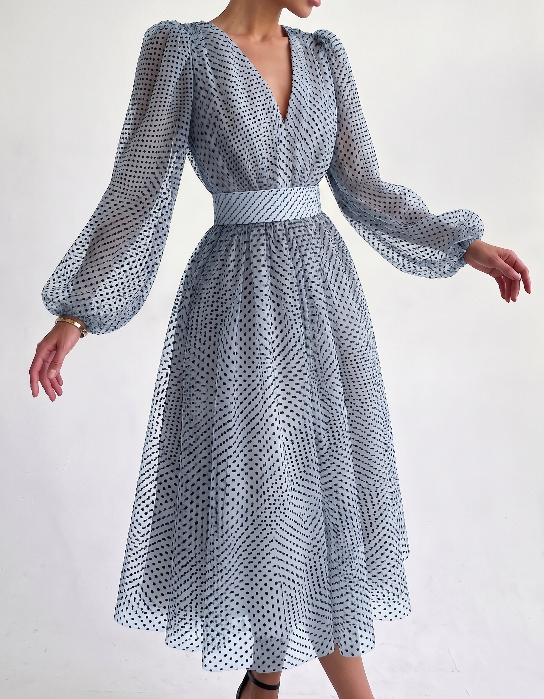 Vestido midi de gasa con lunares, escote en V, cintura ajustada y mangas abullonadas