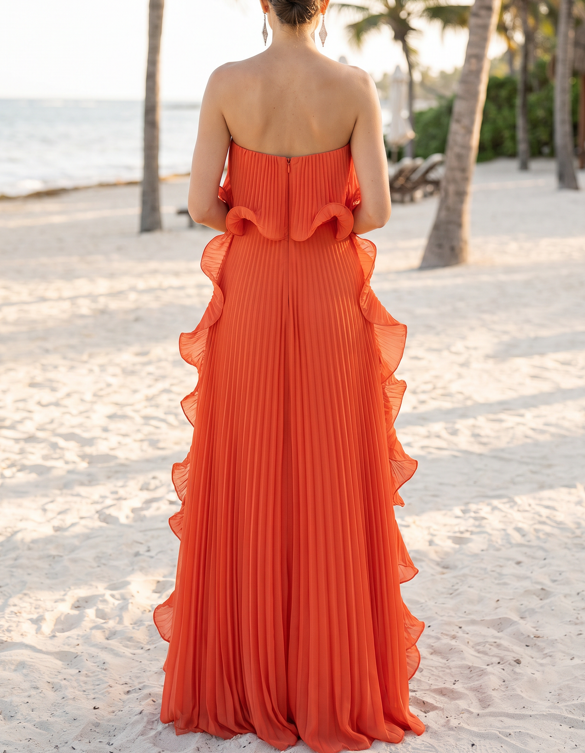 Abito lungo in chiffon senza spalline con vita stretta e volant