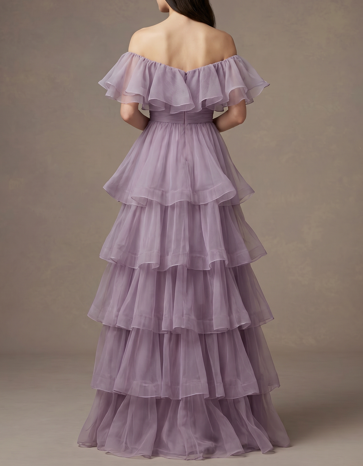 Abito lungo in chiffon viola-grigiastro con spalle scoperte e balze
