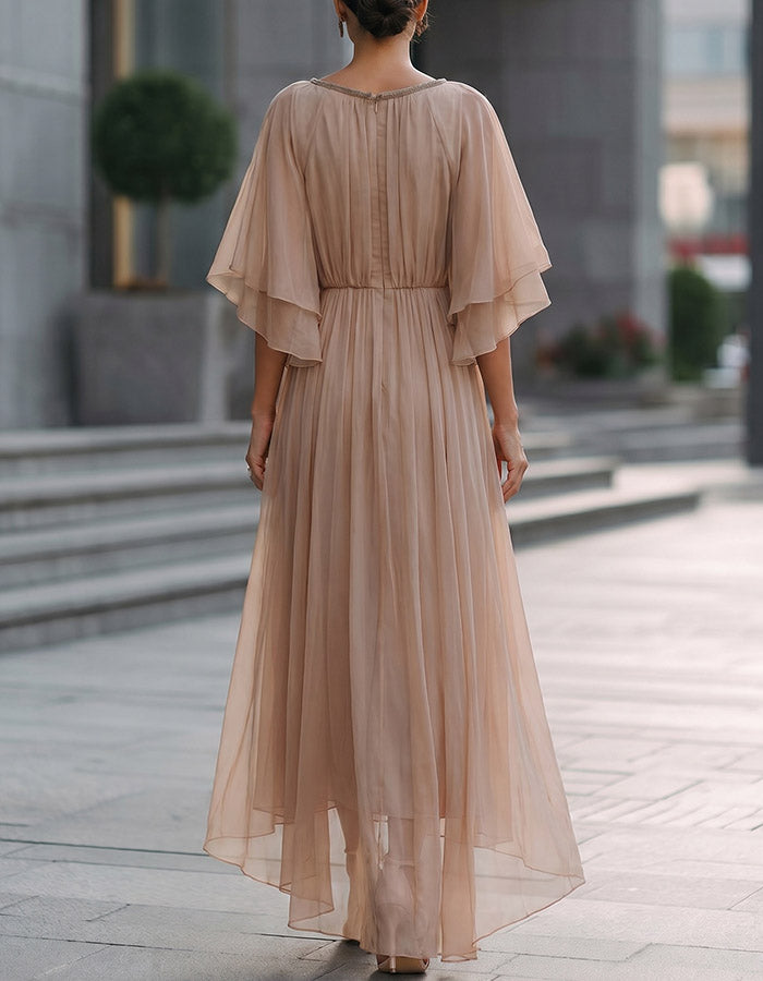 Abendkleid aus fließendem Chiffon mit Perlenbesetztem Ausschnitt im Champagner-Ton