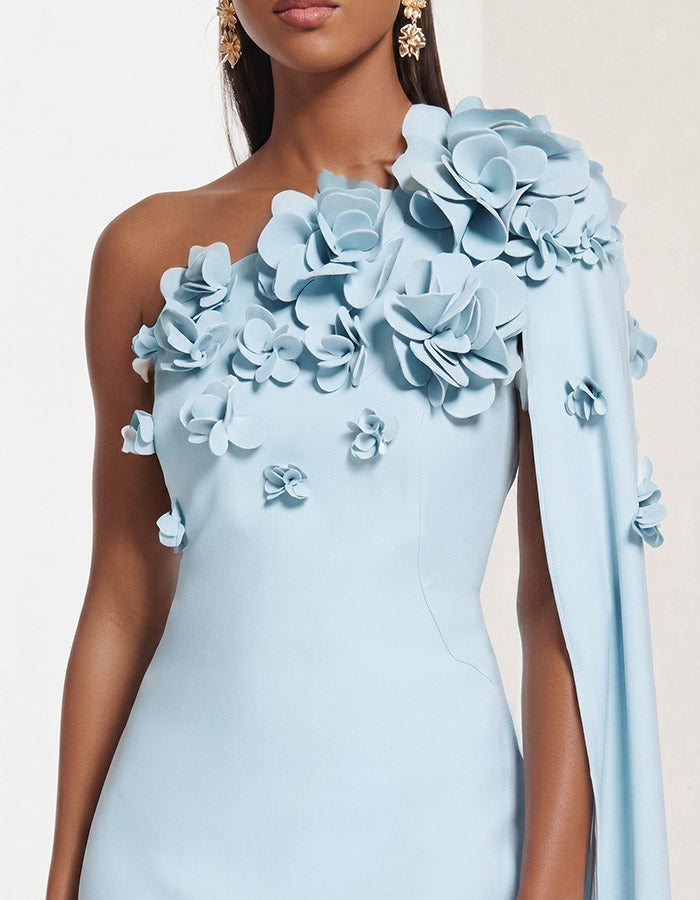 Vestito midi azzurro chiaro con spalla scoperta, applicazioni floreali e manica a mantella