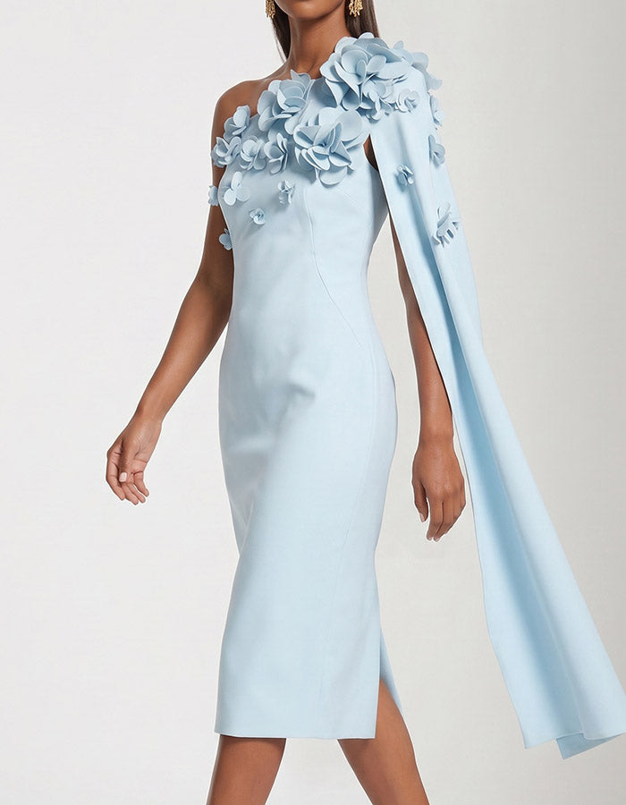 Vestito midi azzurro chiaro con spalla scoperta, applicazioni floreali e manica a mantella