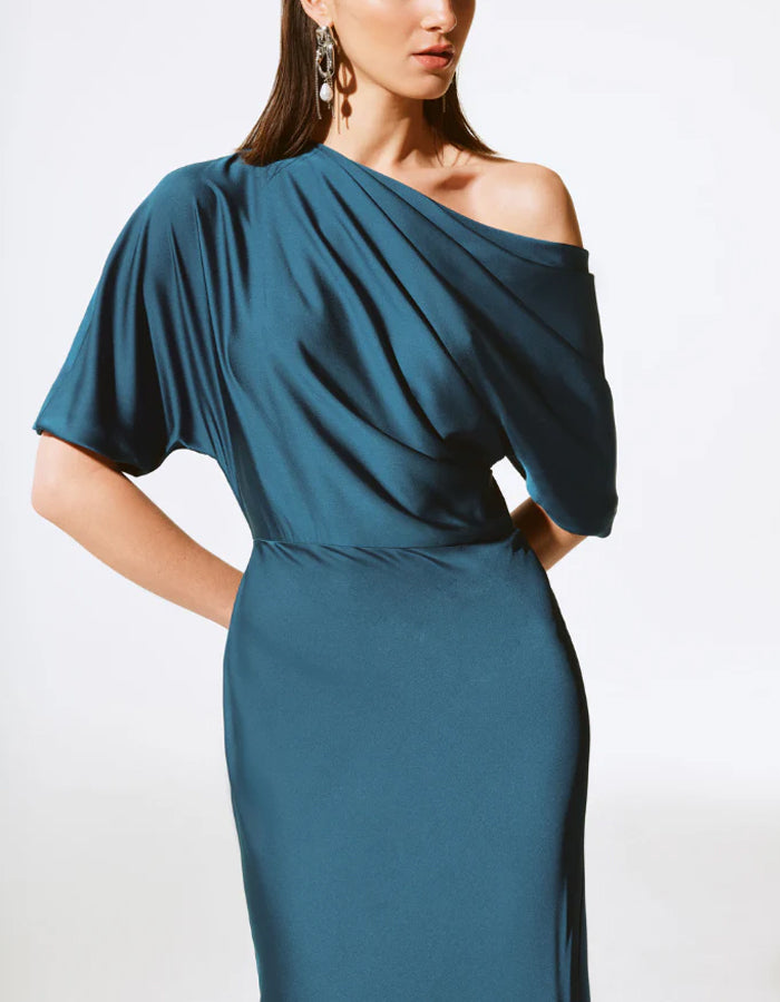 See-blaues Maxikleid aus Satin mit asymmetrischem Ausschnitt