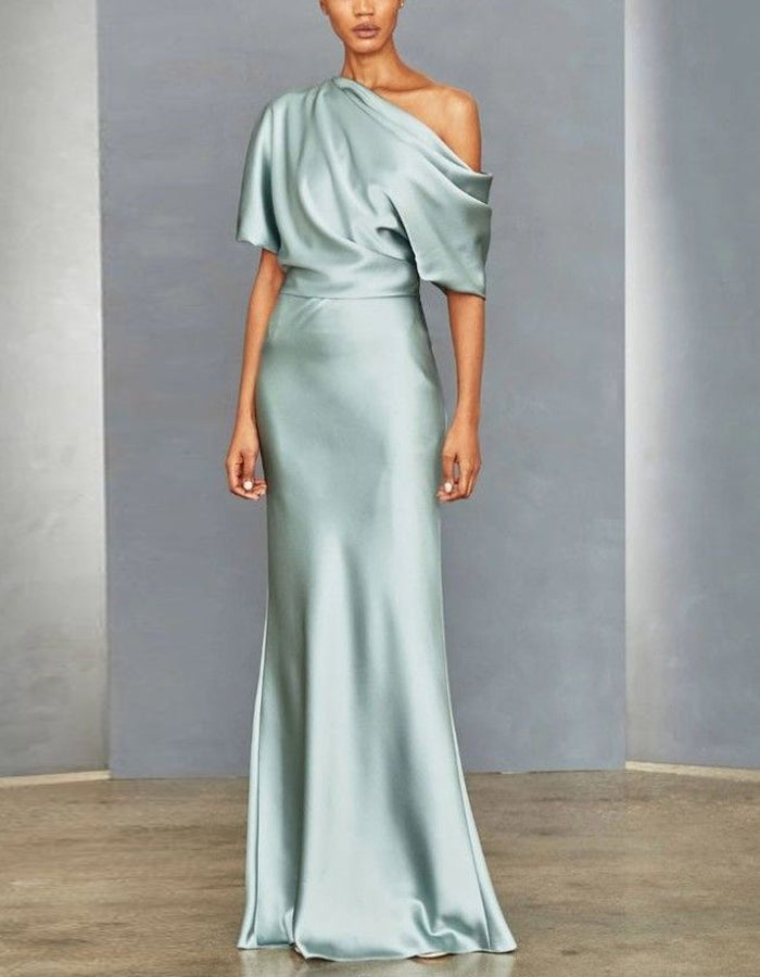 Sukienka maxi w kolorze aqua green z satyny, asymetryczna z odkrytymi ramionami