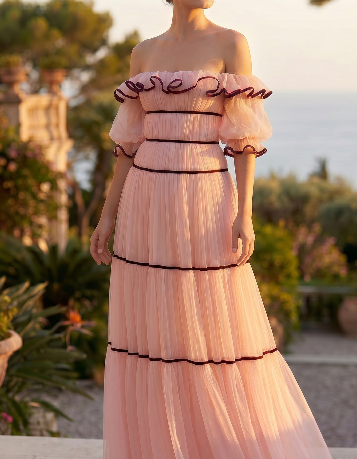 Rosa Chiffon Maxikleid schulterfrei, gestuft mit schwarzem Besatz