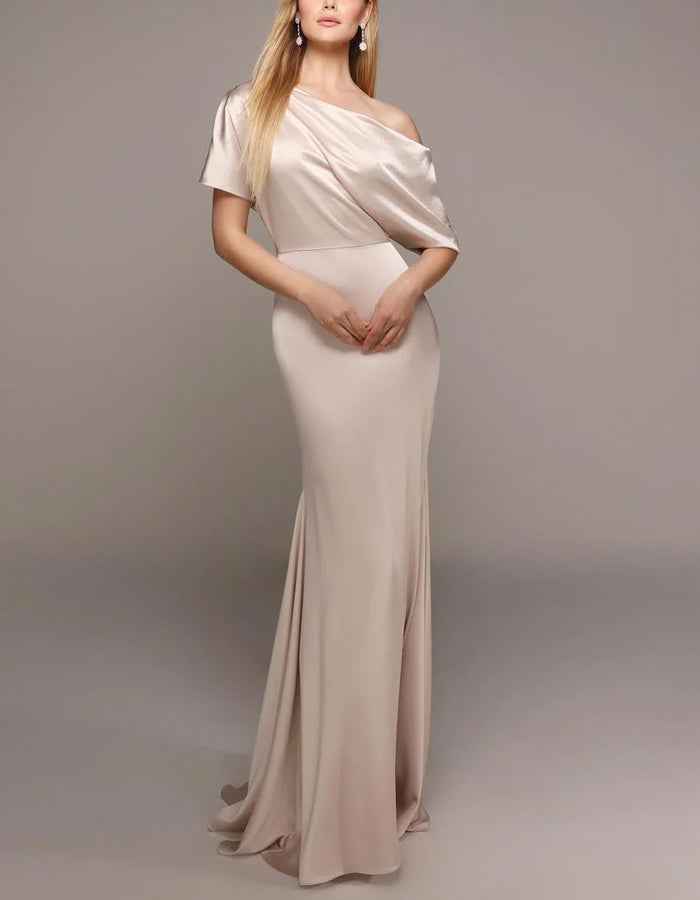 Vestido maxi de satén color sólido con hombros descubiertos y drapeado  