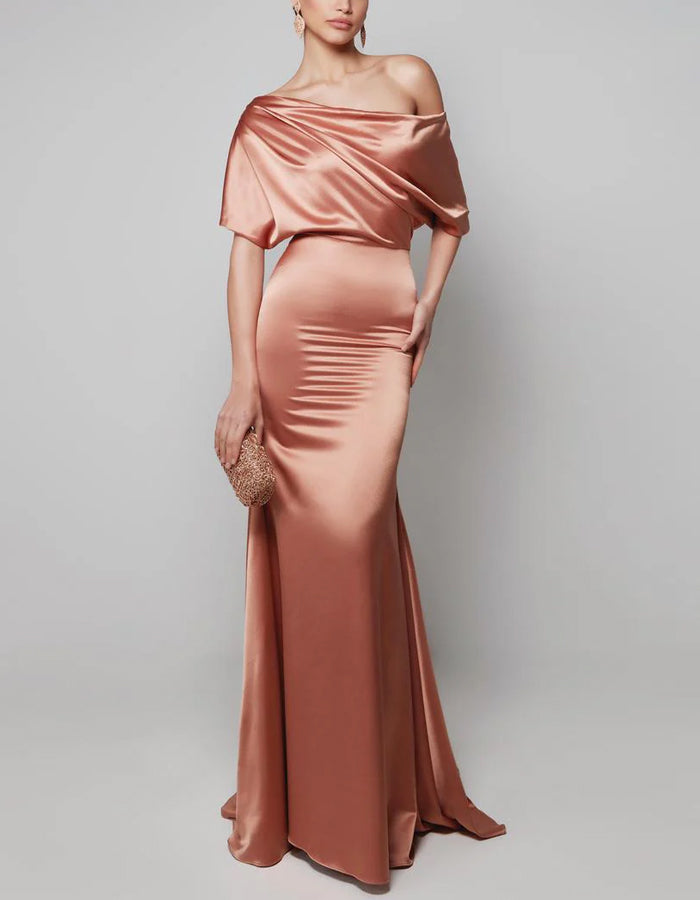Vestido maxi de satén color sólido con hombros descubiertos y drapeado  