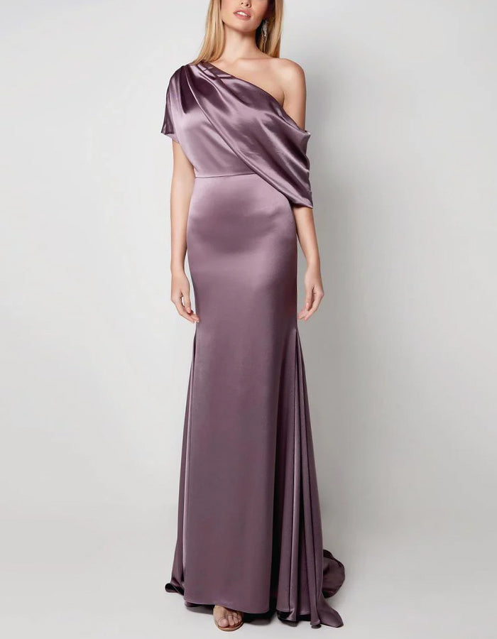 Vestido maxi de satén color sólido con hombros descubiertos y drapeado  