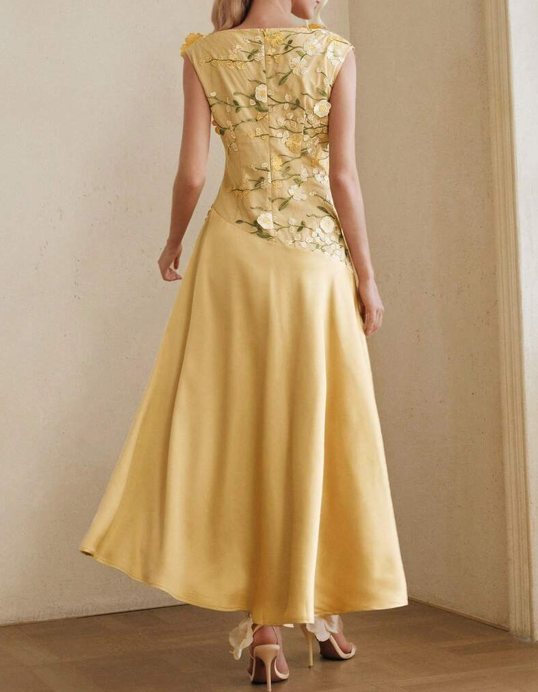 Gelbes Midikleid aus Satin mit rundem Ausschnitt und Spitzenstickerei
