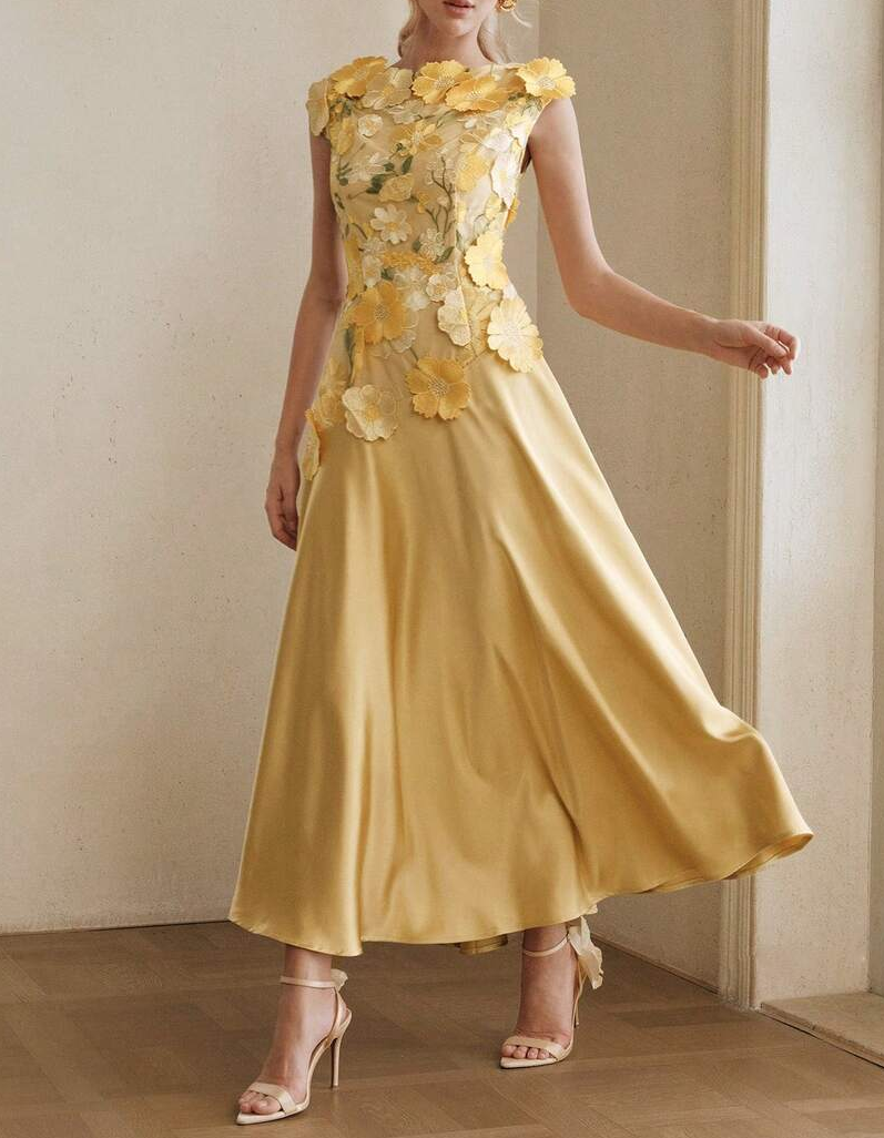 Gelbes Midikleid aus Satin mit rundem Ausschnitt und Spitzenstickerei