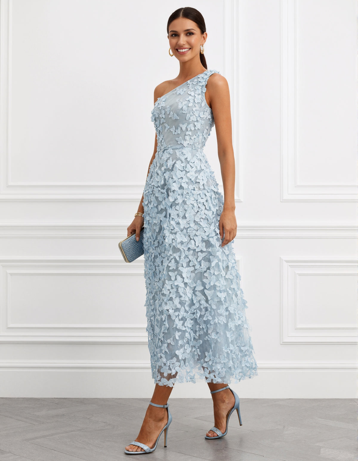 Vestido Maxi Azul Claro com Aplicação Floral 3D e Bolsa de Ombro