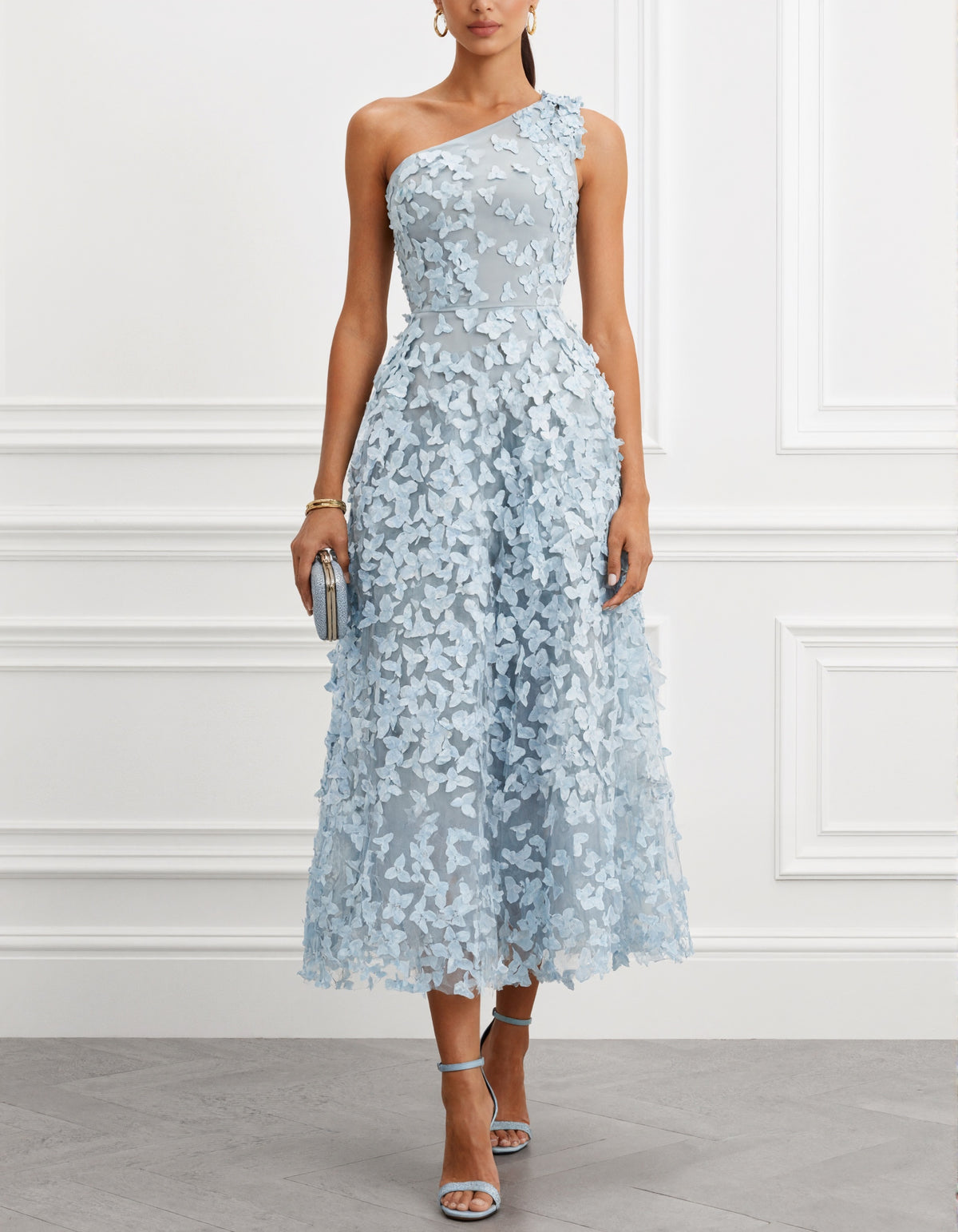 Vestido Maxi Azul Claro com Aplicação Floral 3D e Bolsa de Ombro