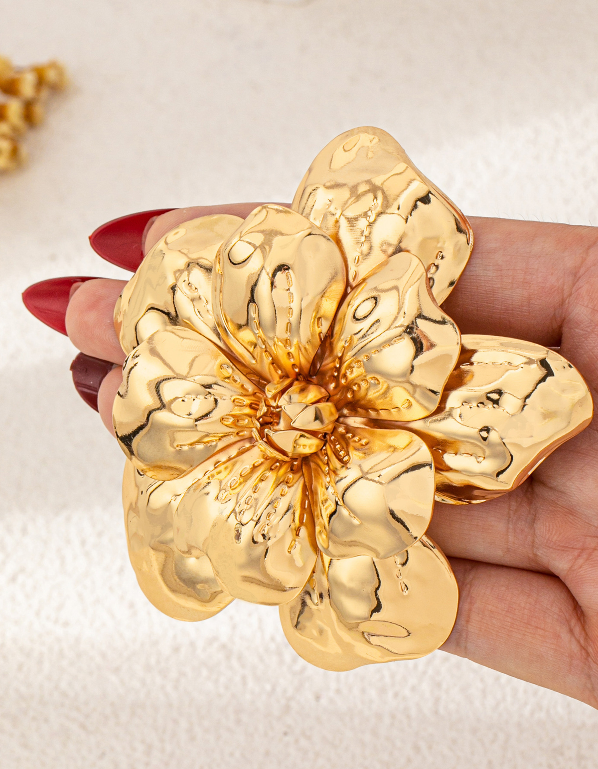 Blumenbrosche aus Goldlegierung