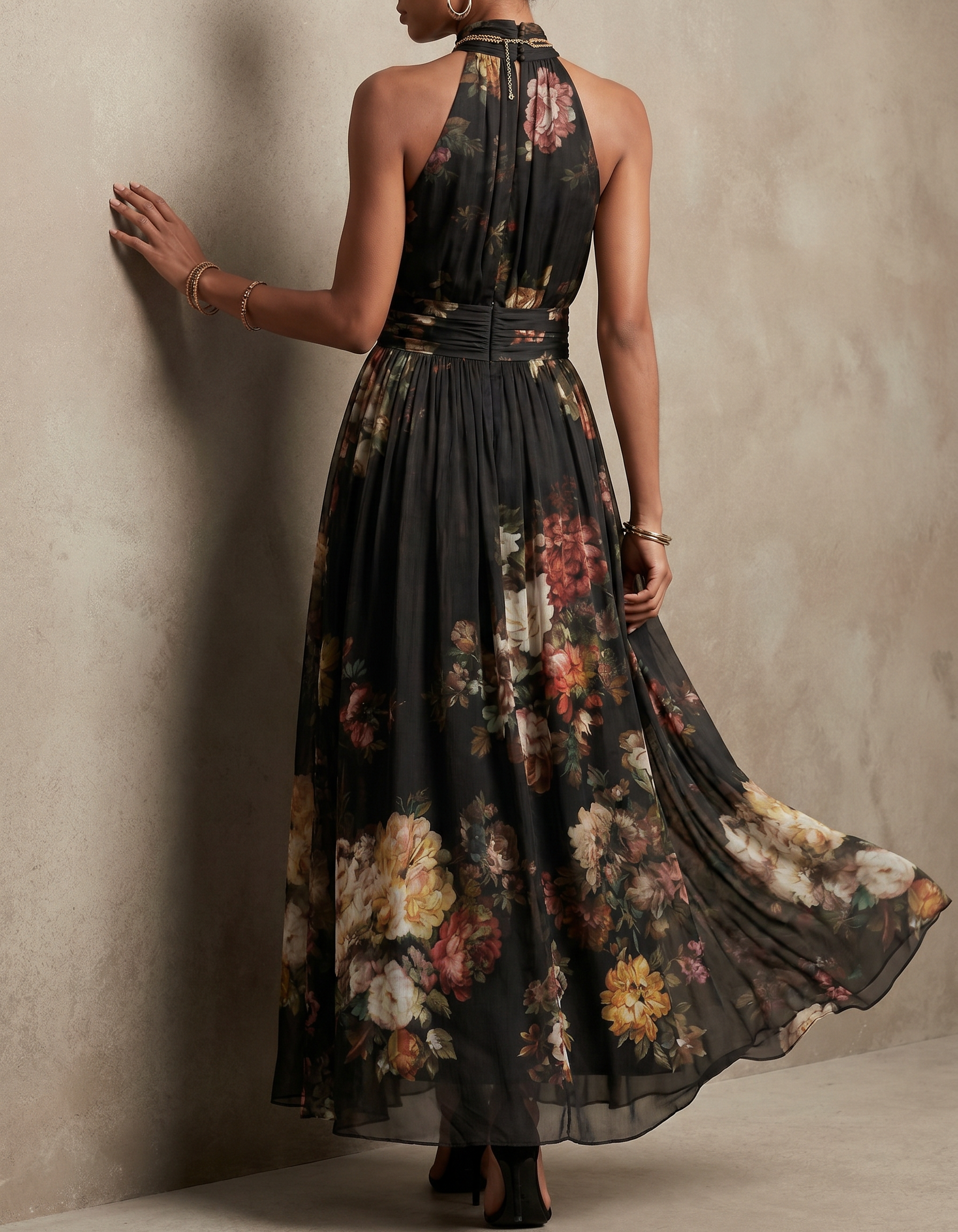 Vestido Maxi de Chiffon Preto com Estampa Floral, Decote Halter e A-Line