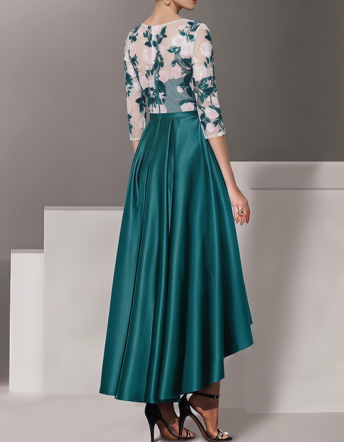 Vestido Maxi de Cetim com Renda, Bordado com Lantejoulas e Barra Irregular
