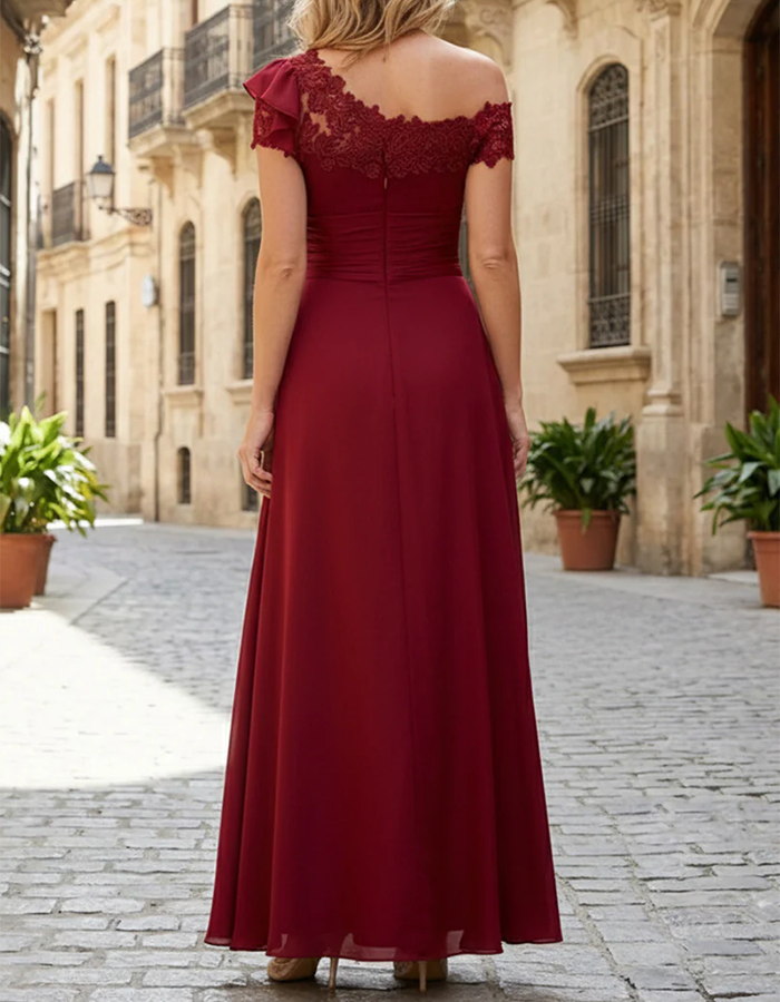 Abito lungo monospalla in pizzo e chiffon color bordeaux