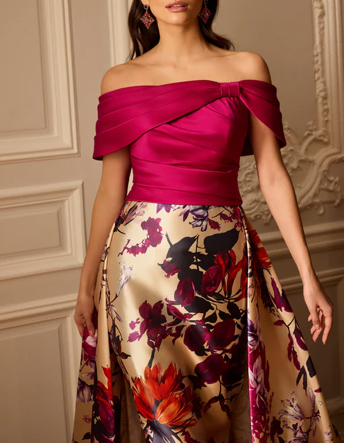 Rosarotes Satin-Maxikleid mit floralem Print und schulterfreiem Schnitt