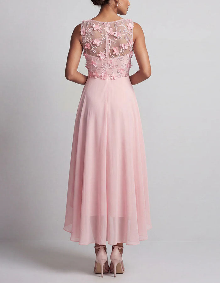 Rosa Midikleid aus Chiffon mit floralen Applikationen und hohem sowie niedrigem Saum