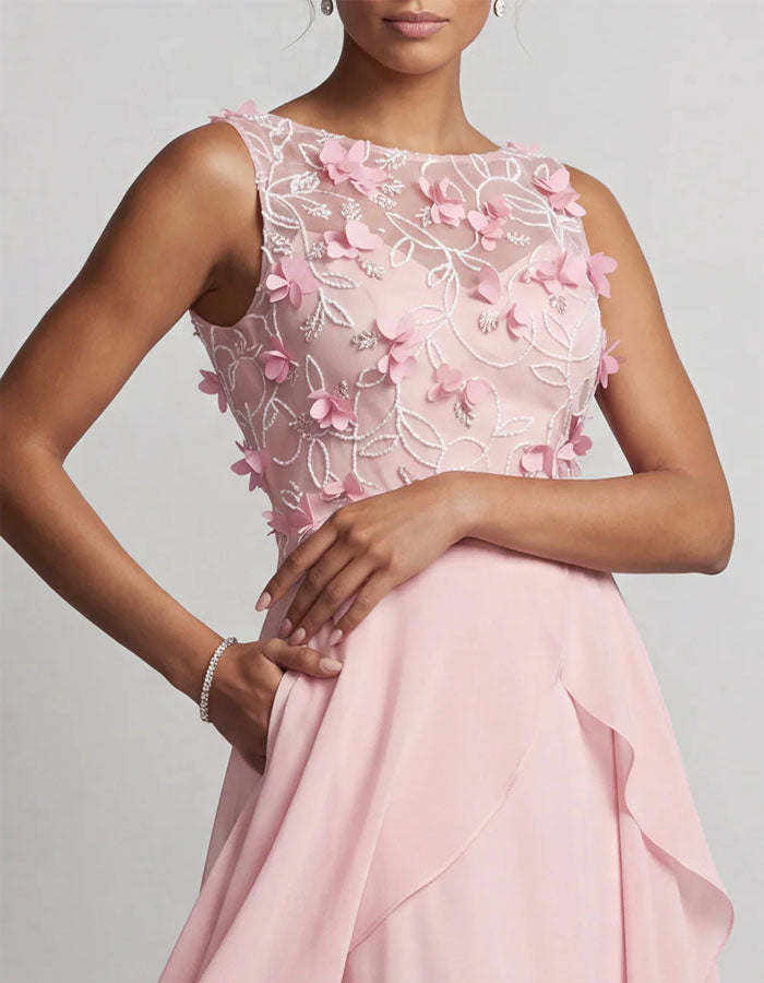 Rosa Midikleid aus Chiffon mit floralen Applikationen und hohem sowie niedrigem Saum