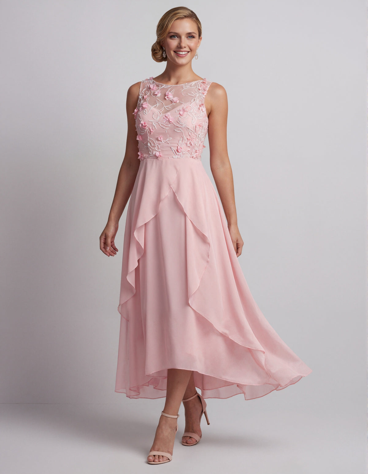 Rosa Midikleid aus Chiffon mit floralen Applikationen und hohem sowie niedrigem Saum