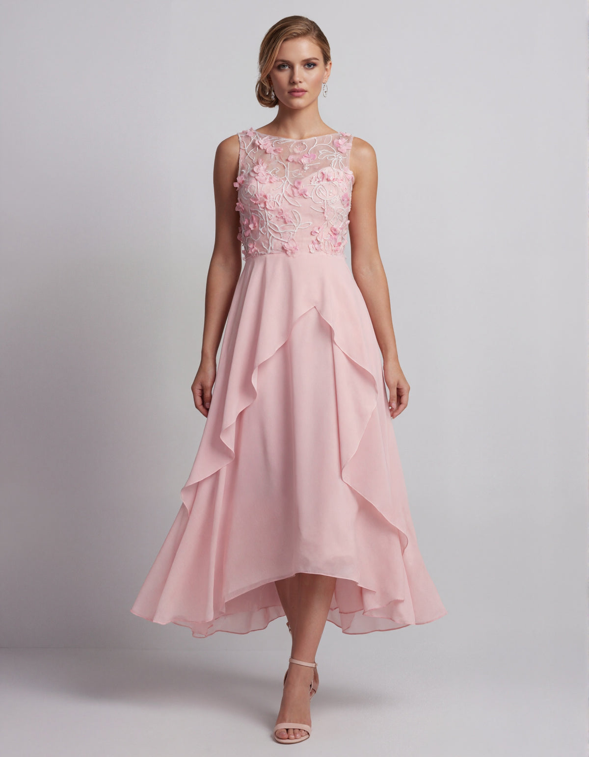 Rosa Midikleid aus Chiffon mit floralen Applikationen und hohem sowie niedrigem Saum