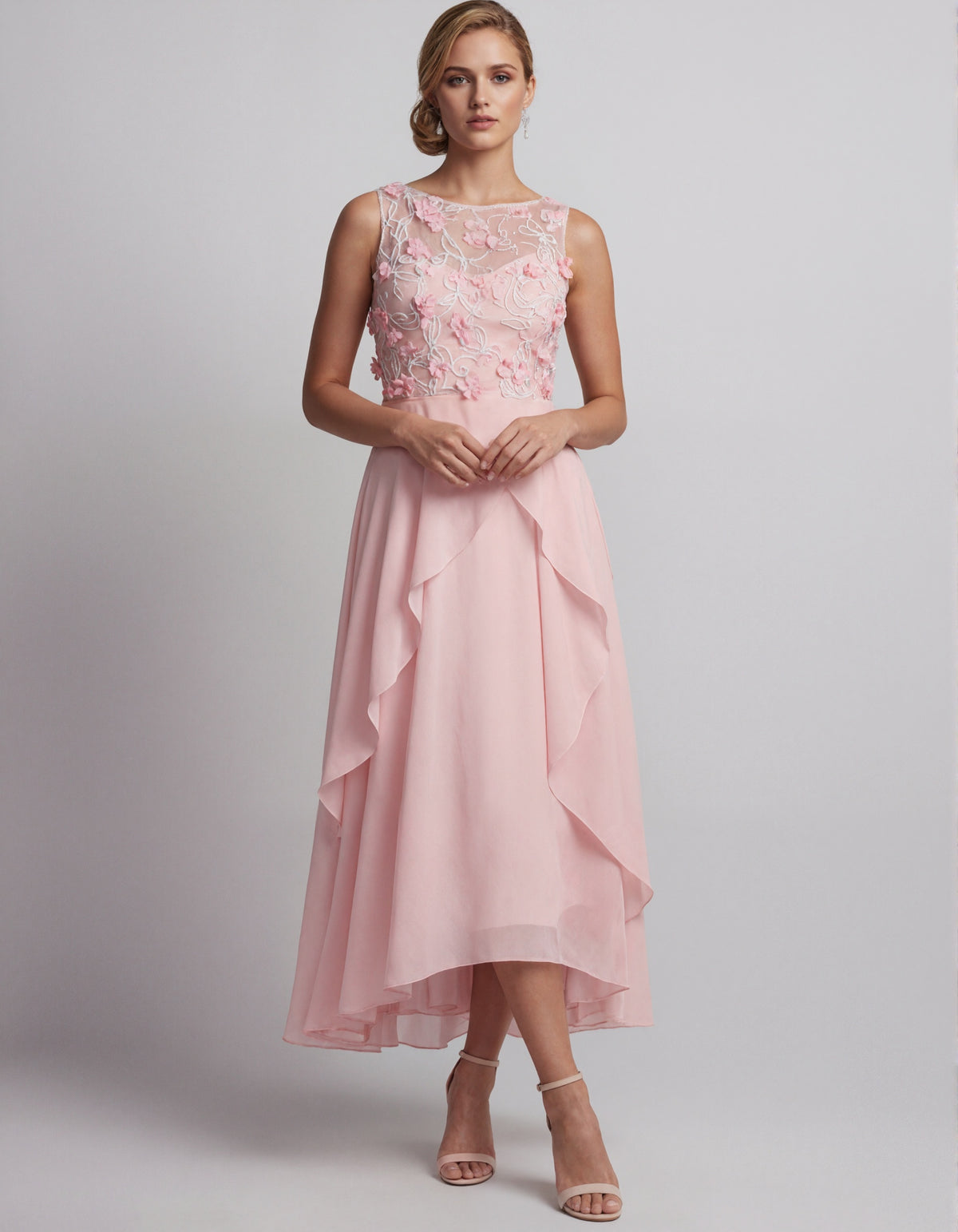 Rosa Midikleid aus Chiffon mit floralen Applikationen und hohem sowie niedrigem Saum