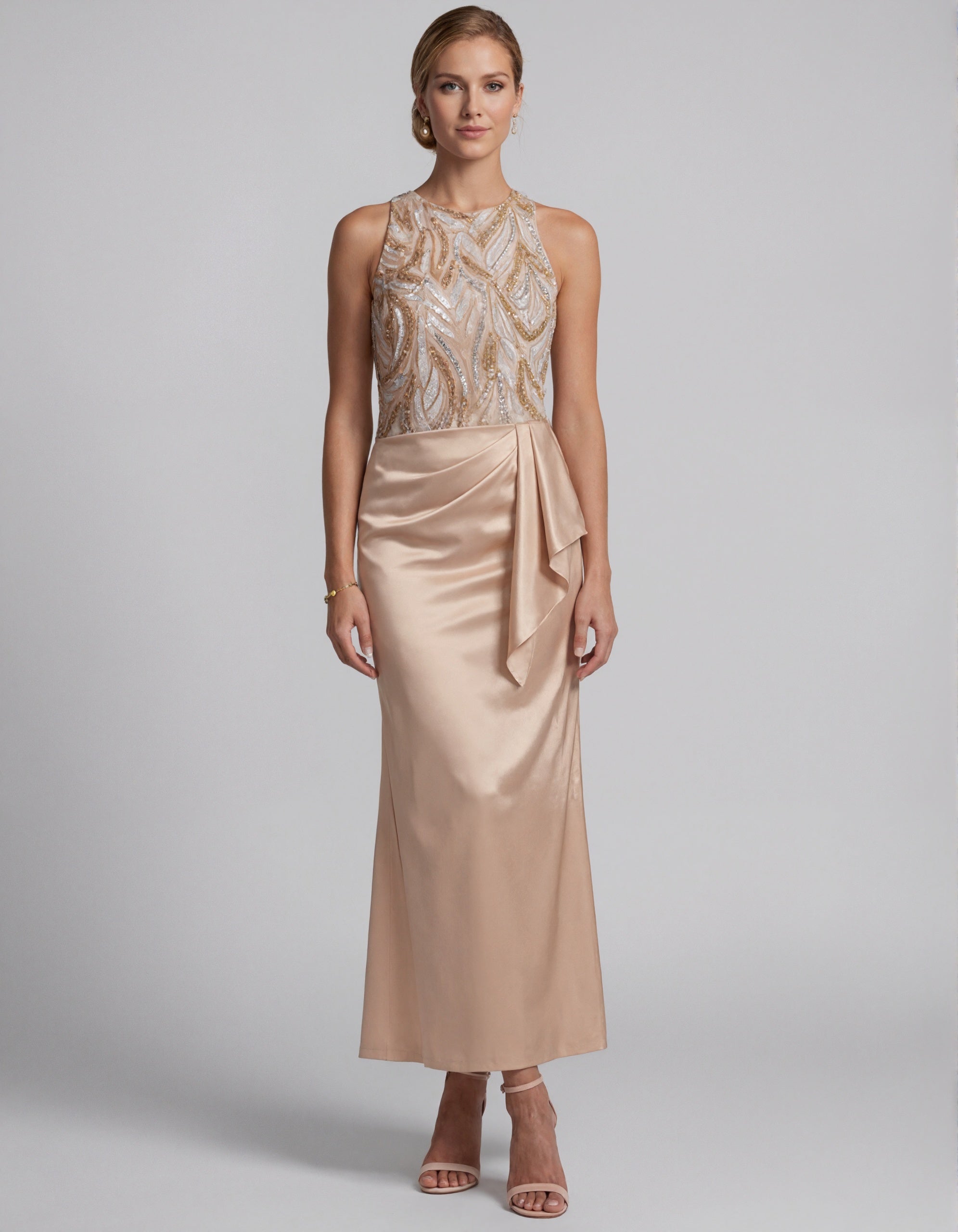 Abito lungo color champagne in raso con paillettes