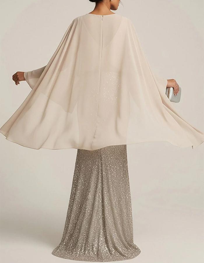 Mantella in chiffon beige e abito lungo sirena con paillettes argento