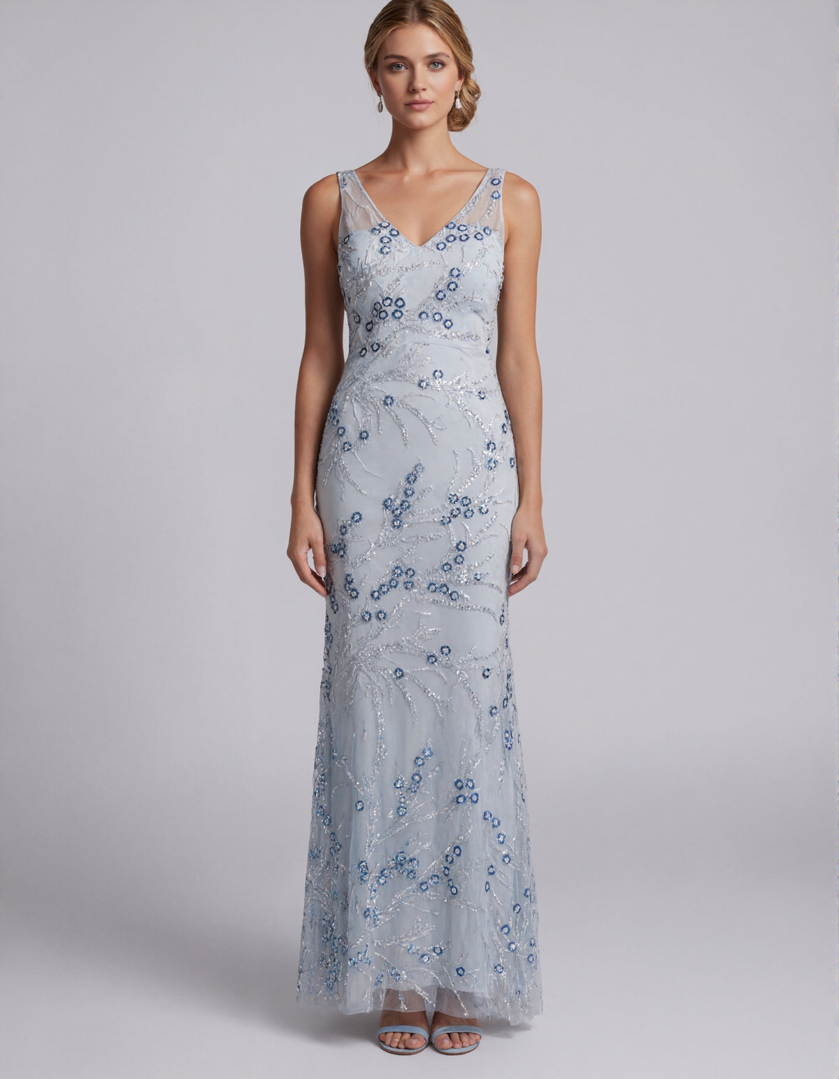 Abito lungo in tulle azzurro chiaro con paillettes floreali