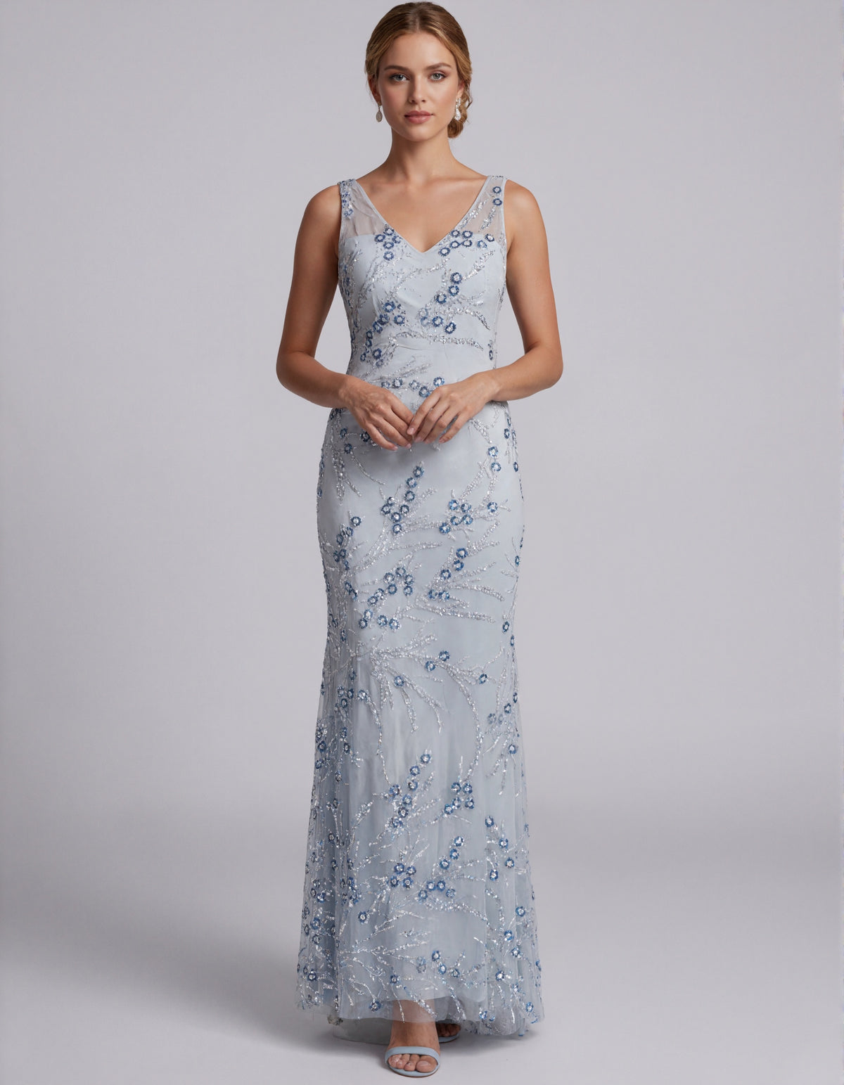 Abito lungo in tulle azzurro chiaro con paillettes floreali