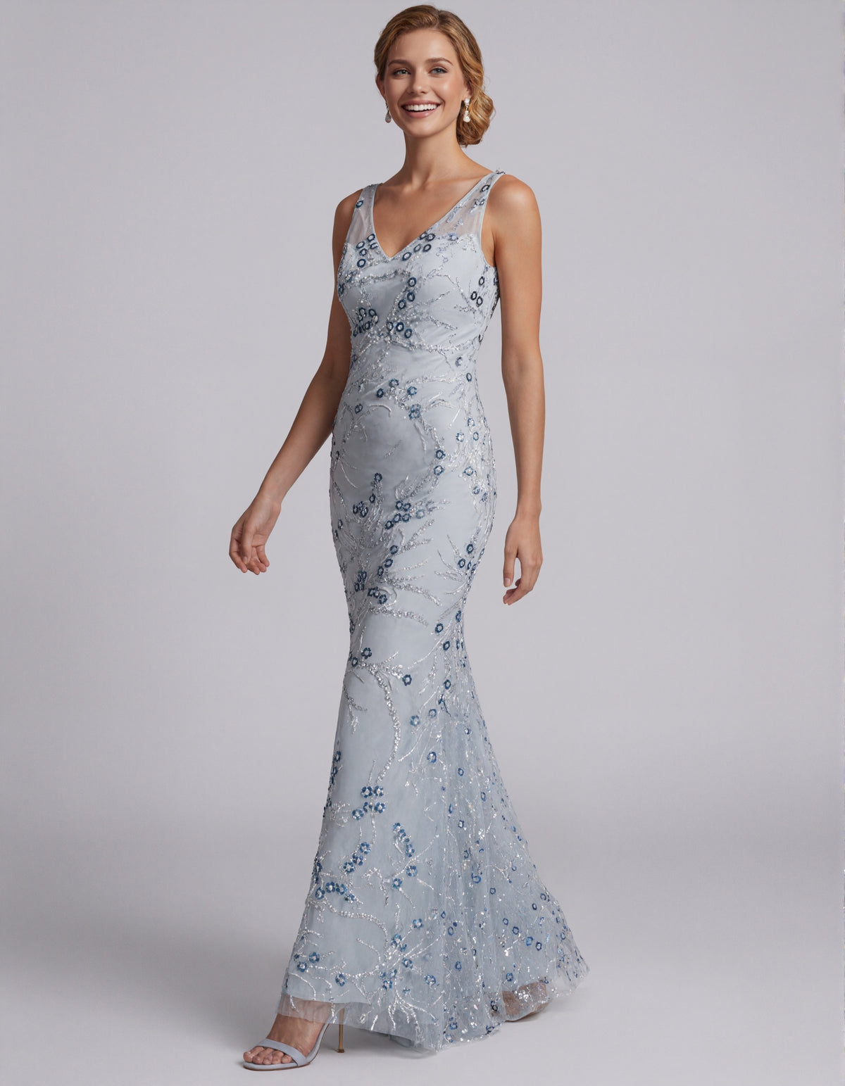 Abito lungo in tulle azzurro chiaro con paillettes floreali