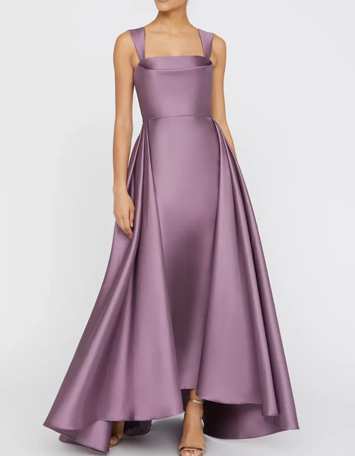 Abendkleid in Limettengrün mit Satin, quadratischem Ausschnitt und hohem Beinschlitz, Maxikleid