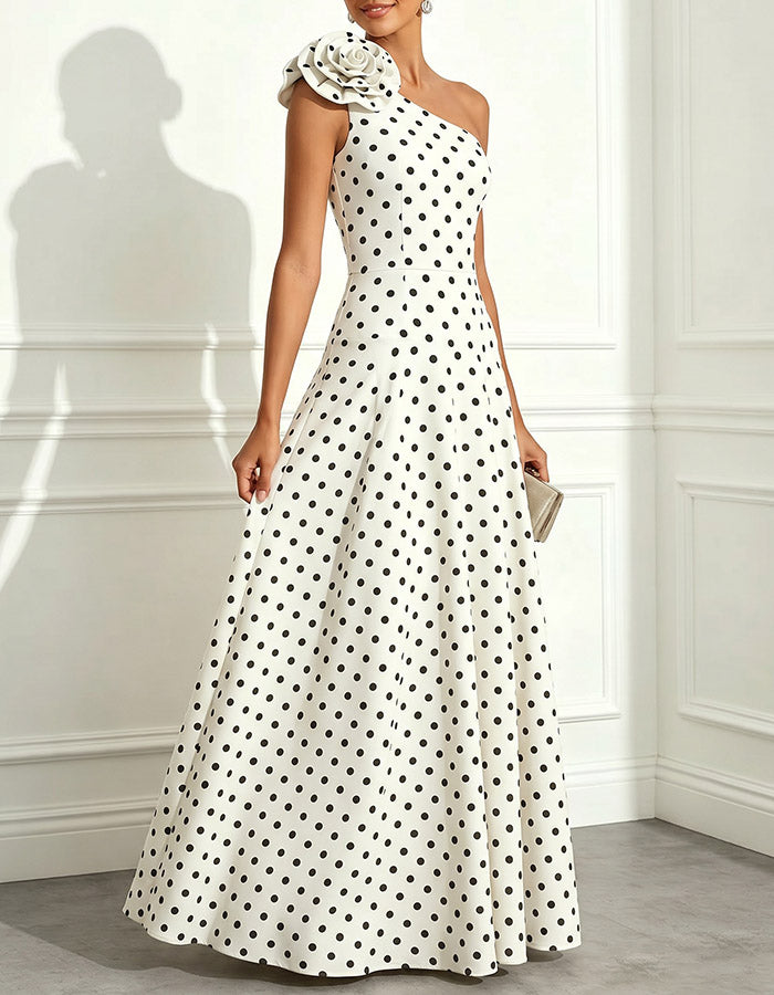 Robe maxi blanche à pois avec une épaule dénudée et appliqué floral 3D