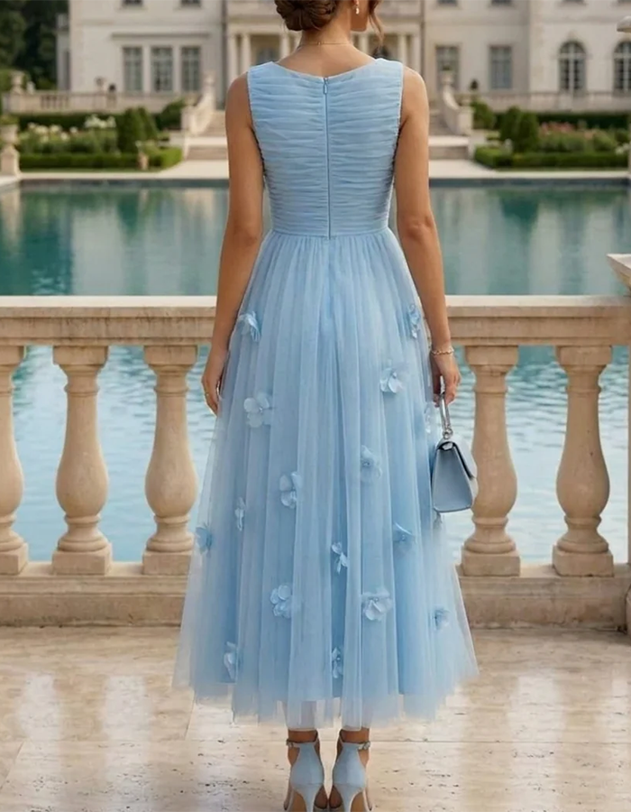 Vestido midi azul claro sem mangas em tule franzido com aplicações florais 3D