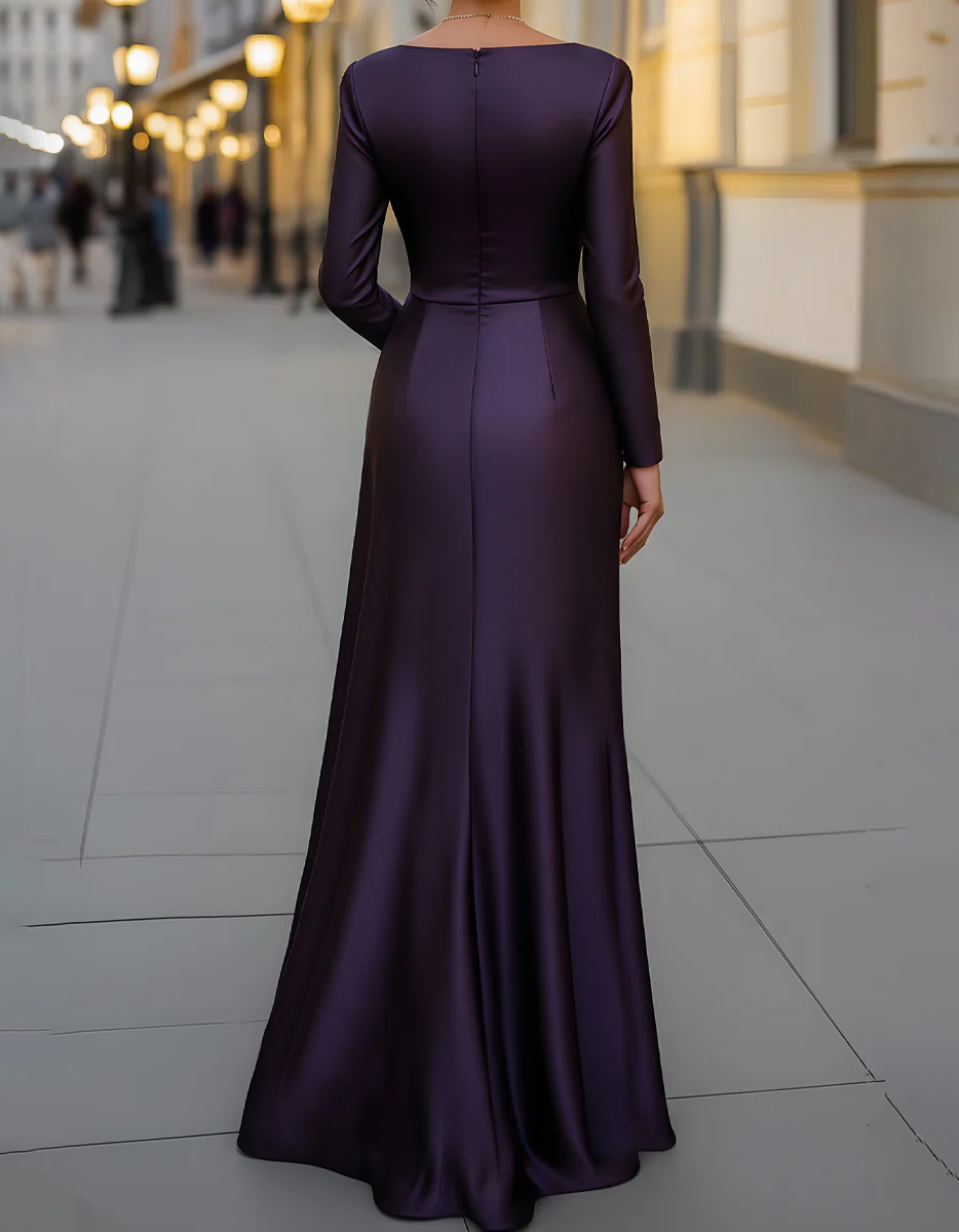 Robe longue en satin violet foncé à col bateau
