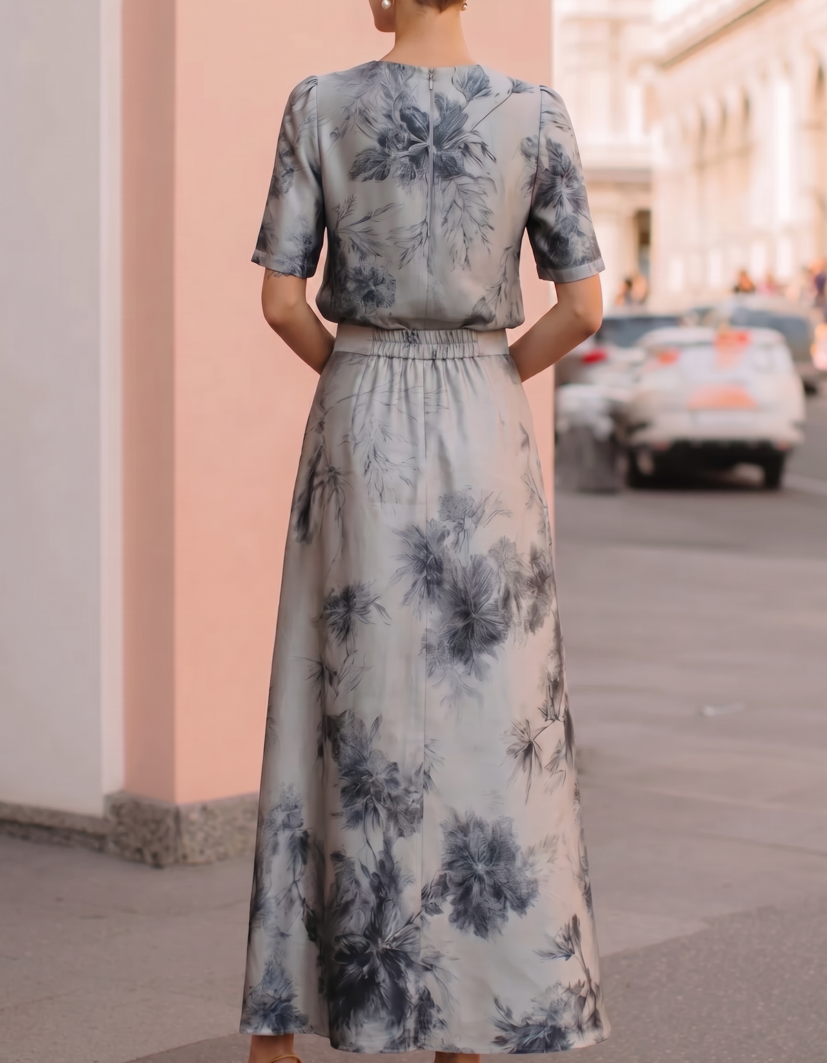 Hellgraues mattes Satin-Maxikleid mit floralem Print