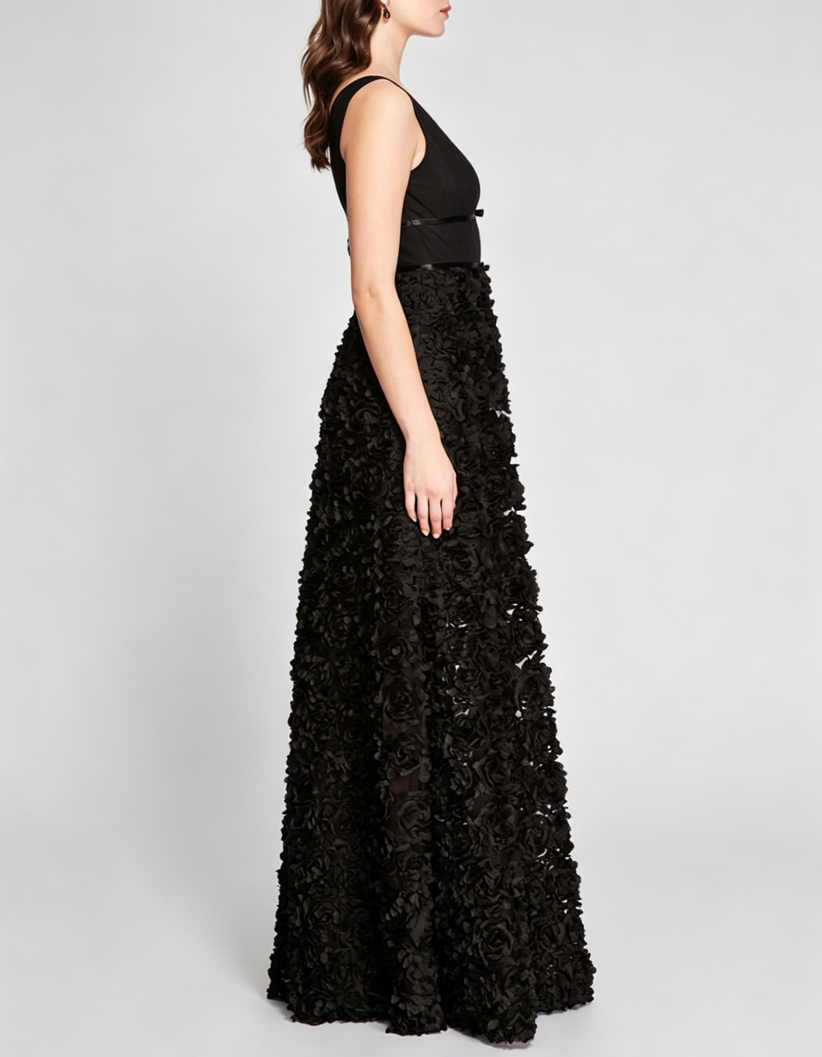 Vestido maxi preto em chiffon floral com tule, cintura ajustada e corte evasê