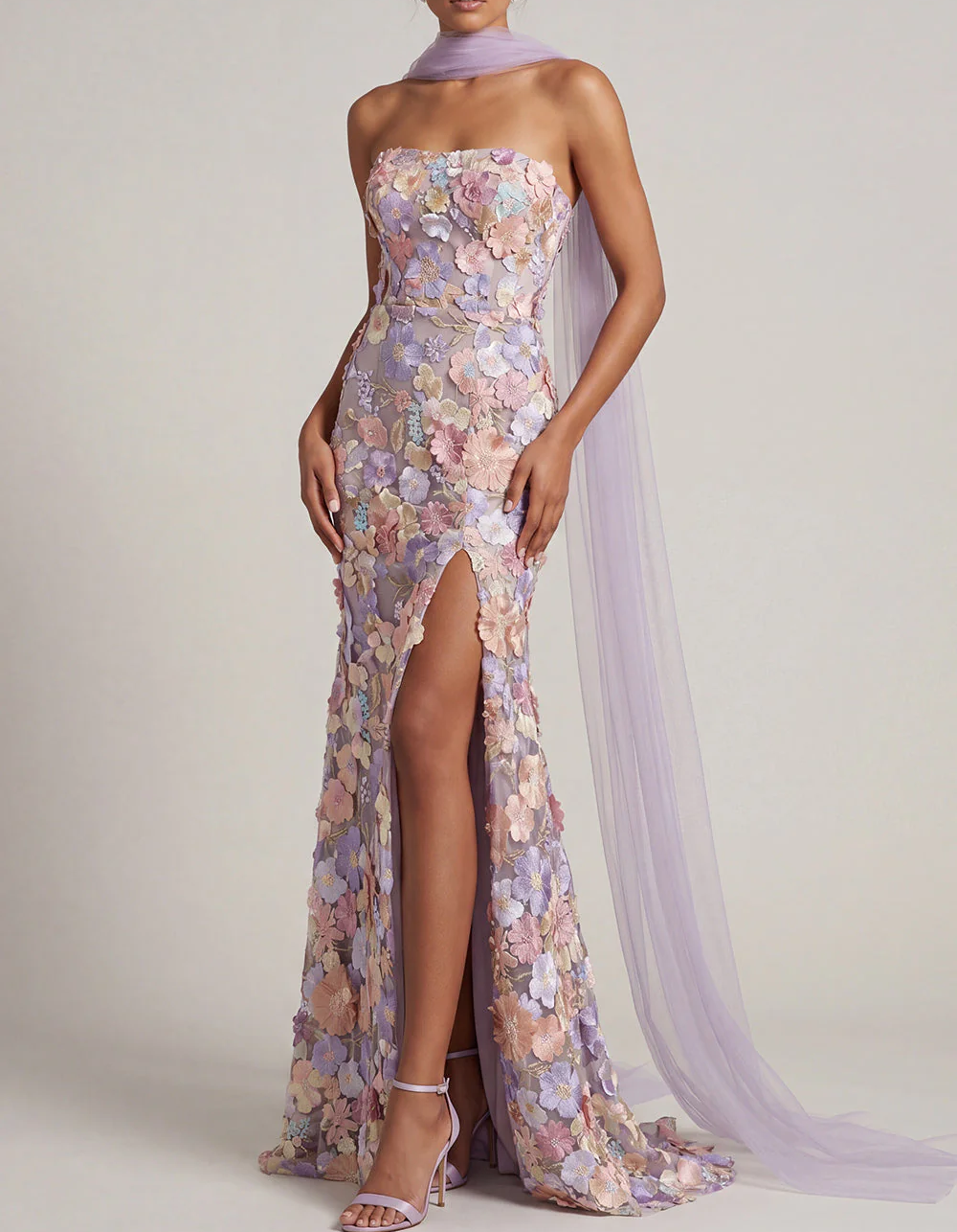 Vestido largo de malla sin tirantes con encaje púrpura bordado y bufanda