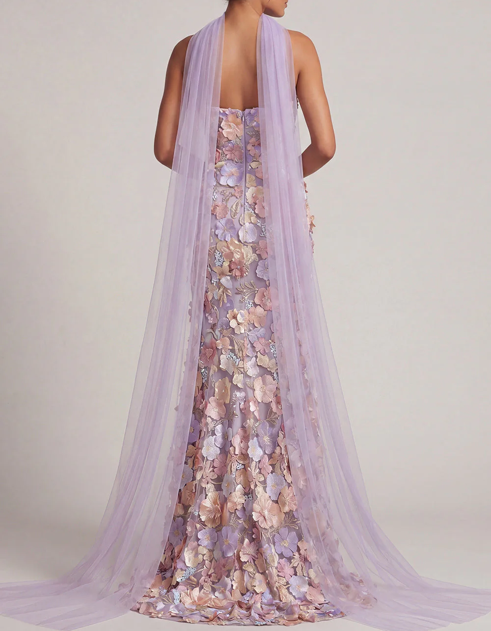 Vestido largo de malla sin tirantes con encaje púrpura bordado y bufanda